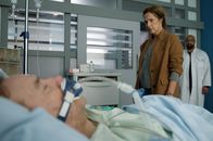 Notruf Hafenkante – Frieda Dreyer (Clelia Sarto, M.) soll Dr. Evans (Tino Führer, r.) den unbekannten Patienten (Thomas Arnold, l.) identifizieren. Doch sie streitet ab, dass es sich bei dem Mann um ihren vor elf Jahren verschwundenen Ehemann handelt.