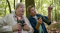 Löwenzahn – Fritz Fuchs (Guido Hammesfahr, rechts) und Nachbar Paschulke (Helmut Krauss, links ) suchen das Ungeheuer, das der Nachbar im Wald gesehen haben will.