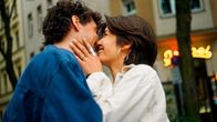 Terra X: Liebe – Bei körperlicher Nähe kann sich der Herzrhythmus von zwei Verliebten angleichen und auch die Atmung kann sich synchronisieren.