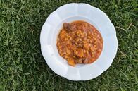 Stadt Land Kunst – Im Herzen Rumäniens stehen gleich drei Generationen hinter dem Herd: Lala, ihre Mutter und ihre Großmutter vereinen ihre Kochkünste, um ein schmackhaftes Rindergulasch mit Paprika zuzubereiten.