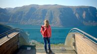 Wunderschön! – Man darf sich sogar vorne anlehnen, doch auf dem Stegastein wird einem auch schon so schwindelig - 600 Meter über dem Aurlandsfjord.