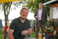 Die Rosenheim-Cops – Hat Dauercamper Meierling (Ferry Oellinger, l.) im Streit seinen Wohnwagennachbarn umgebracht? Rosenheim-Cop Hartl (Michael A. Grimm, r.) befragt ihn.