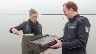 SOKO Wismar – Die Kripo, Anneke van der Meer (Isabel Berghout) und Kai Timmermann (Mathias Junge), sucht am Strand nach weißem Phosphor. Das leicht entflammbare Kriegsmaterial sieht Bernstein zum Verwechseln ähnlich und wird immer wieder an den Ostsee-Strand gespült. Auch Kilian Danneberg hatte weißen Phosphor bei sich. War sein Tod also nur ein Unfall?