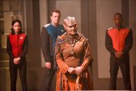 The Orville – (v.li.): Halston Sage (Lt. Alara Kitan), Seth MacFarlane (Capt. Ed Mercer), Rena Owen (Heveena), J Lee (Lt.Cmdr. John LaMarr).