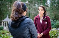 Sturm der Liebe – Stella (Daniela Galbo, r.) ist geschockt, als Lale (Yeliz Simsek, l.) auf Abstand von ihr geht.
