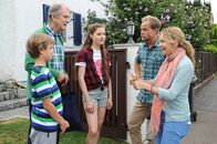 Neid ist auch keine Lösung – V.l.n.r.: Jakob (Leopold/Konstantin Schmidt), Opa Walter (Peter Prager), Jana (Hannah Schiller), Markus (Matthias Koeberlin) und Marie (Stefanie Stappenbeck).