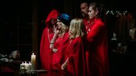 Satanic Panic – Gypsy Neumieir (Arden Myrin, 2.v.l.), Steve Larson (Jeff Daniel Phillips, 2.v.r.), Danica Ross (Rebecca Romijn, r.)