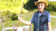 Schauplatz Gericht – Franz S. aus Vorarlberg ist ein begeisterter Wanderer und Funktionär im „Alpenverein Vorarlberg“. 2021 ist er auf der Tiroler Engalm im Karwendel gestürzt und klagt seitdem über Dauerschmerzen im Knie. Er forderte 5000 Euro Schmerzensgeld vom Eigentümer der Weide.