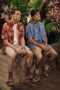 Two and a Half Men – Alan (Jon Cryer, l.) spielt sich vor Chelsea und Melissa als Herr im Haus auf, woraufhin die beiden ihn kurzerhand rauswerfen. Charlie (Charlie Sheen, r.) gewährt ihm Zuflucht in seinem Hotelzimmer. Die beiden schmieden einen Plan, wie sie wieder Herr im Haus werden könnten ...