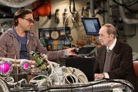 The Big Bang Theory – Sheldon ist gekränkt, als Professor Proton (Bob Newhart, r.) einen Ratschlag von Leonard (Johnny Galecki, l.) erbittet anstatt von ihm. Er sinnt auf Rache ...