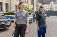 In Wahrheit – Hauptkommissarin Judith Mohn (Christina Hecke) begegnet auf dem Parkplatz des Präsidiums von Saarlouis dem provokanten Hauptverdächtigen Arno Biewer (Milton Welsh), der soeben wieder auf freien Fuß gelassen wurde.