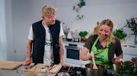 Die Ernährungs-Docs – Spaß beim Kochkurs: Profi-Köchin Zora Klipp zeigt Mats J. zwei Rezepte – ein One-Pot-Gericht mit Kichererbsen und Spinat und eine Bowl mit Vollkornreis, Gemüse und angebratenen Pilzen.