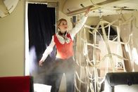Mayday - Alarm im Cockpit – Flugbegleiterin Wendy Kroon (gespielt von Lindsey Fraiser) muss ein Loch im Kabinenboden von Reeve Aleutian Airways Flug 8 überwinden. Einer der vier Propeller des Flugzeugs hat sich vom Motor gelöst und ein Loch in den Unterboden des Flugzeugs gerissen. Der eingestürzte Kabinenboden hat einige wichtige Steuerelemente eingeklemmt, so dass es für die Piloten fast unmöglich ist, das Flugzeug zu steuern. Kroon weiß, dass die Landung schwierig werden wird, und muss sich auf den gefährlichen Weg zum hinteren Teil des Flugzeugs machen, um bei der Notlandung zu helfen.