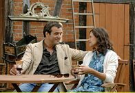 Rote Rosen – Petra (Angela Roy, r.) und Nick (Joachim Raaf, l.) würden gerne in Erinnerungen schwelgen...