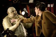 Doctor Who – Victor/ The Abzorbaloff (Peter Kay, r) und Ursula (Shirley Handerson, l)
