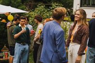 Edvard – Henk (Frederick Foltyn) gefällt es gar nicht, wie Jason (Christian Kemme) Constanze (Celina Gehringer) anmacht.