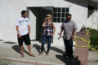 Die Super-Makler - Top oder Flop? – Zusammen mit Bauunternehmer Israel Battres (r.) besprechen Tarek (l.) und Christina (r.) die Umbaumaßnahmen. Kann die Renovierung im Budget bleiben, um am Ende noch Profit mit einem Verkauf zu machen?