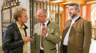 Die Rosenheim-Cops – Polizist Mohr (Max Müller, l.), Polizeidirektor Achtziger (Alexander Duda, M.) und Kommissar Stadler (Dieter Fischer, r.) ermitteln in der Rosenheimer Musikakademie.