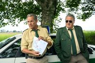 Hubert ohne Staller – Lina hat das Auto, dass sie am Tatort gesehen hat, gemalt. Hubert (Christian Tramitz, l.) und Girwidz (Michael Brandner, r.) sind sich sicher - es ist die Ente von Michaela Schmidhofer. Hat sie Frau Hackl auf dem Gewissen?
