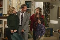 How I Met Your Mother – Eine glückliche Familie?: Barney (Neil Patrick Harris, 2.v.l.), Margaret (Brooke D'Orsay, l.), Grant (Zachary Gordon, r.) und Loretta (Frances Conroy, 2.v.r.) ...