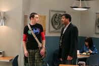 The Big Bang Theory – Nach seinem Fehler versucht Sheldon (Jim Parsons, l.) alles, damit Howard doch noch an einem Satellitenprojekt des Verteidigungsministeriums mitarbeiten darf. Doch wird Neil (Neil deGrasse Tyson, r.) ihm behilflich sein können?; Nach seinem Fehler versucht Sheldon (Jim Parsons, l.) alles, damit Howard doch noch an einem Satellitenprojekt des Verteidigungsministeriums mitarbeiten darf. Doch wird Neil (Neil deGrasse Tyson, r.) ihm behilflich sein können?
