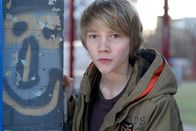 Die Pfefferkörner – Max (Bruno Alexander) auf Beobachtungsposten vor dem Jugendzentrum