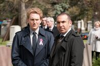Suits – Louis (Rick Hoffman, r.) und Harold (Max Topplin, l.) erfahren von Hardmans Rückkehr – und ahnen, dass unruhige Zeiten bevorstehen. Die Stimmung in der Kanzlei beginnt zu kippen.