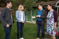 Die Rosenheim-Cops – Die Kommissare Aubinger (Thomas Birnstiel, l.) und Winter (Vanessa Eckart, 2.v.l.) befragen das Hausmeisterehepaar Hartmut (Georg Veitl, 2.v.r.) und Annegret Nerlinger (Eva Wittenzellner, r.), die den Toten in der Eishalle gefunden haben.