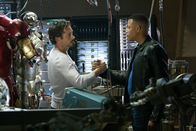 Iron Man – Als Iron Man möchte Tony Stark (Robert Downey jr., l.) wiedergutmachen, was die Waffen seiner Firma alles angerichtet haben. Doch um nicht als Feind des US Militärs zu gelten, muss er diese auf seiner Seite wissen. Wird Lt. Colonel James "Rhodey" Rhodes (Terrence Howard, r.) ihm beistehen?