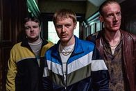 The Owners – Terry (Andrew Ellis, l.), Nathan (Ian Kenney, M.) und Gaz (Jake Curran, r.) brechen in ein abgelegenes Landhaus ein.