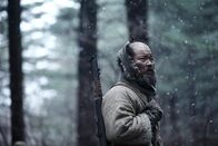 The Tiger - Legende einer Jagd – Chil-goo (Kim Sang-ho) begleitet Seok bei der Jagd.