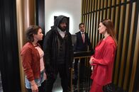 Alles oder Nichts – Können Jenni (Anna Mennicken, l.), Daniel (Raphael Vogt, M.) und Melissa (Sarah Maria Besgen, r.) herausfinden, wer im Imbiss das Feuer gelegt hat?