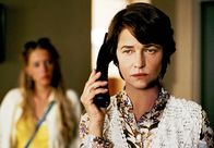 Swimming Pool – Die Krimischriftstellerin Sarah Morton (Charlotte Rampling, re.) will im französischen Landhaus ihres Verlegers ein neues Buch schreiben und wird dabei von Julie (Ludevine Sagnier) gestört.