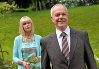 Sturm der Liebe – Werner (Dirk Galuba, r.) macht vor Charlotte (Mona Seefried, l.) keinen Hehl aus seiner Verachtung gegenüber Friedrich.