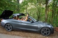 Sturm der Liebe – Natascha (Melanie Wiegmann, l.) und Michael (Erich Altenkopf, r.) lassen ihrer Leidenschaft im Auto freien Lauf.