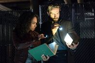 Sleepy Hollow – Jenny (Lyndie Greenwood, l.); Ichabod (Tom Mison, r.)