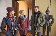 Alles Klara – Kati (Sophie Lutz, l.) und Klara (Wolke Hegenbarth, M.) haben Lauer (Marc Oliver Schulze, r.) gerufen. Der wundert sich über nichts mehr – wo Klara ist, sind auch Leichen!