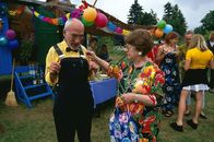 Löwenzahn Classics – Tante Elli (Inge Wolffberg, r.) schenkt Peter (Peter Lustig, l.) zu seinem Jubiläum eine Latzhose, nicht festlich, aber strapazierfähig.