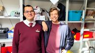 Checker Tobi – Tobi (rechts) steht mit Jonas im Fundbüro des Leipziger Bahnhofs.
