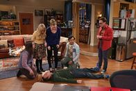 The Big Bang Theory – Als plötzlich Stuart (Kevin Sussman, liegend) zusammenbricht, ahnen Bernadette (Melissa Rauch, 2.v.l.), Amy (Mayim Bialik, l.), Leonard (Johnny Galecki, r.) und Penny (Kaley Cuoco, M.) noch nicht, dass es ein Überraschungs-Krimi-Dinner von Raj (Kunal Nayyar, 2.v.r.) ist ...