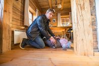 Der Bergdoktor – Martin (Hans Sigl, l.) findet Arno Moosbach (Dominic Raacke, r.) leblos auf dem Fußboden in seiner Hütte vor.