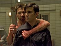 Pathology – Jake (Michael Weston,l.) bedroht Ted (Milo Ventimiglia,r.), weil er aus dem Projekt aussteigen will.