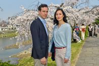 Das Traumschiff – Anna Sato (Agnes Decker) ist in Japan aufgewachsen, bevor sie mit ihrer Mutter nach Deutschland ausgewandert ist. Um sich den Segen ihres Vaters für die Hochzeit einzuholen, reist sie zusammen mit ihrem Verlobten Daniel Felber (Tobias van Dieken) in ihr Heimatland.