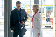 In aller Freundschaft – Fabian Uhlmer (Jan Pohl) und Dr. Kathrin Globisch (Andrea Kathrin Loewig) hatten einen undenkbar schlechten Start. Fabian hat offenbar ein großes Problem mit Frauen und lässt das pauschal und ungefiltert an allen aus. Kathrin, die er direkt angeht, versucht trotzdem professionell zu bleiben.