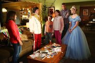 The Middle – v.r.) leben wollen würden. Und dann platzt auch noch April (Greer Grammer, r.) in die kleine Familienkrise ...