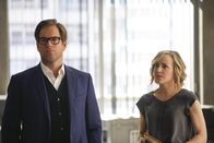 Bull – Wie den negativen Eindruck ausgleichen, den ihr Klient auf die Jury macht? Bull (Michael Weatherly, l.) und Marissa (Geneve Carr, r.) brauchen dringend eine Idee ...