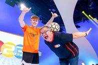 1, 2 oder 3 – Moderator Elton (r.) lässt sich von Jannik Freestyle (l.) Tricks mit dem Ball zeigen.