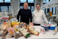 Der Vorkoster – Lebensmitteltechnologe Dr. Acir (r.) von der Universität Bonn und Björn Freitag nehmen die Zutatenlisten der Aufbackbrötchen unter die Lupe.