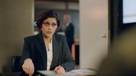The Morning After – Cleo (Tarryn Wyngaard) mag einen Hauch unkonventionell geschminkt bei ihrem Mandanten auftauchen, das ändert aber nichts an ihrer inhaltlichen Professionalität.