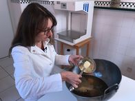 Servus Reportage – Zubereitung in Apotheke, Hauseigenes Naturrezept